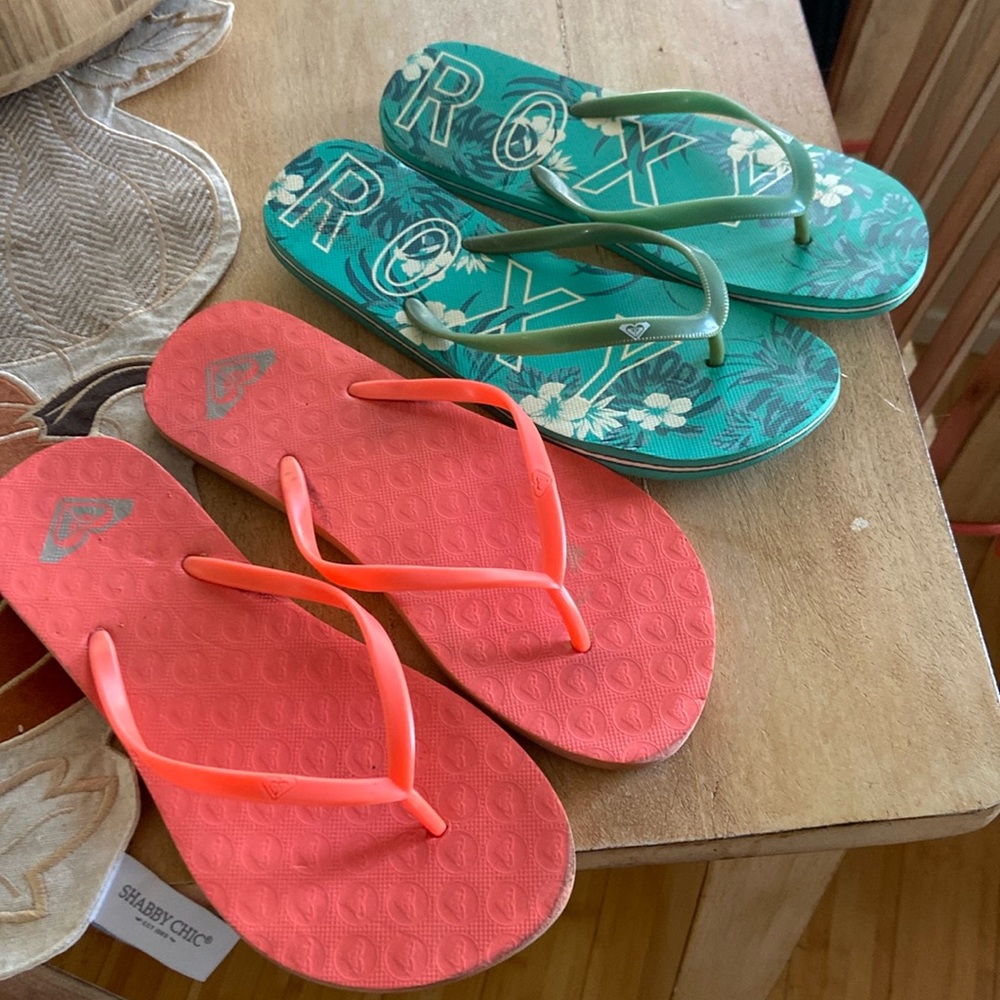 2 pair Roxy flip flops, coral & turquoise